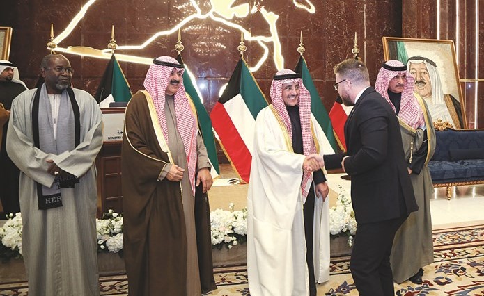 الشيخ د.أحمد ناصر المحمد وخالد الجارالله والسفير عبدالاحد إمباكي والسفير ضاري العجران في استقبال الديبلوماسيين