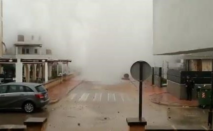 بالفيديو.. موجات عالية تضرب شواطئ جزيرة مايوركا الإسبانية وتصل إلى المنازل