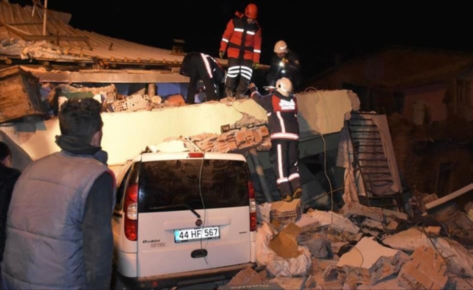 بالفيديو.. إنقاذ امرأة حامل من تحت الأنقاض بعد 12 ساعة من زلزال تركيا