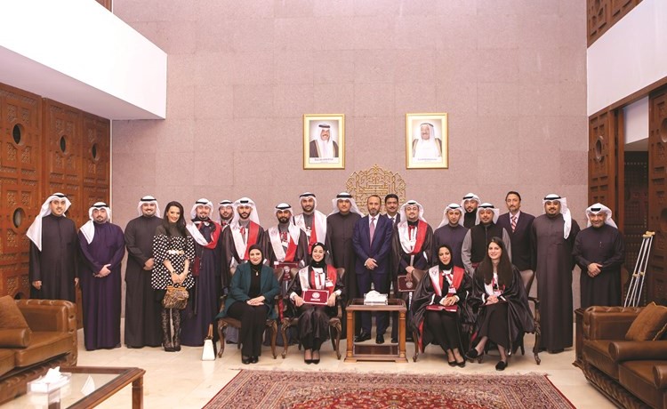 صورة جماعية للموظفين المكرمين