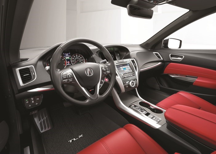سيارة السيدان الرياضية TLX