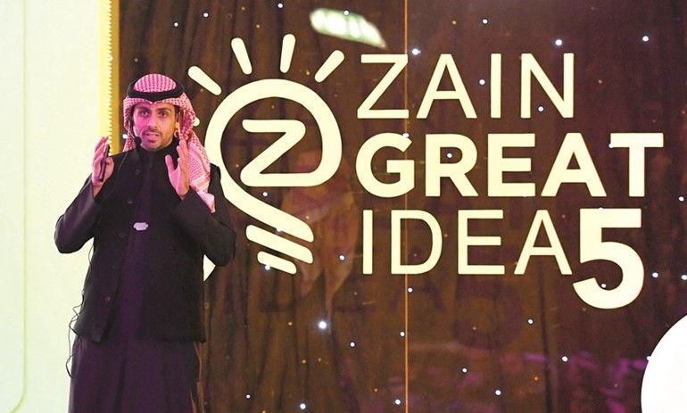 أحد المبادرين يستعرض شركته الناشئة أمام المستثمرين