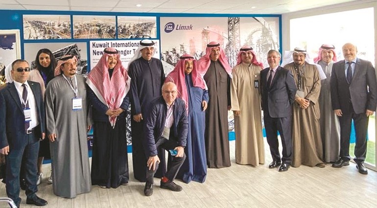 سمو الشيخ ناصر المحمد والشيخ سلمان الحمود ويوسف الجاسم في لقطة جماعية مع فريق ليماك