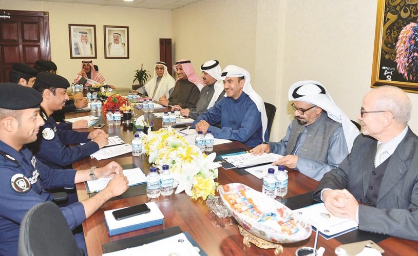الشيخ فواز الخالد مترئسا اجتماع اللجنة الأمنية لاحتفالات محافظة الأحمدي