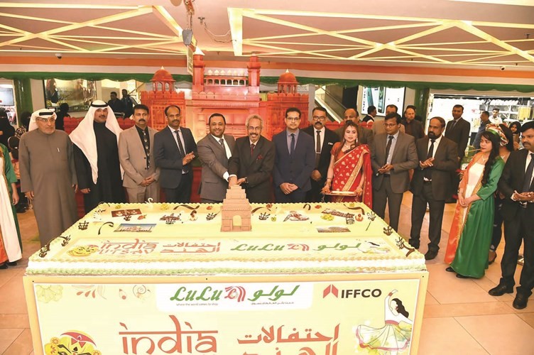 مشاركة بقطع كيكة الحفل