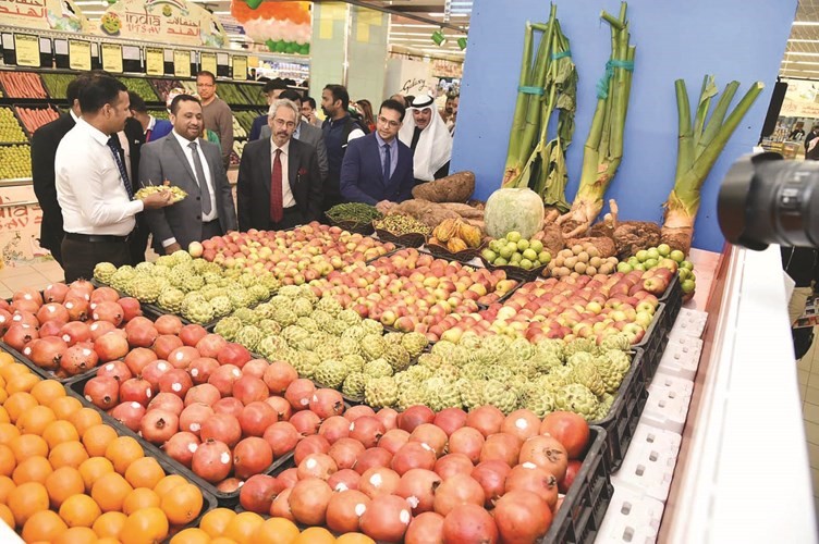 الاطلاع على بعض المنتجات المعروضة