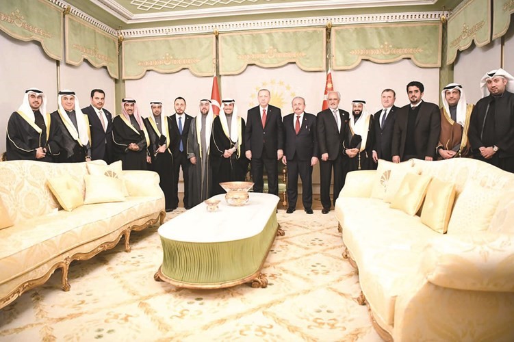 الرئيس التركي رجب طيب أردوغان خلال استقباله رئيس مجلس الأمة مرزوق الغانم والوفد المرافق له ويبدو النواب عبدالله فهاد وأسامة الشاهين ود.حمود الخضير وفراج العربيد وسفيرنا لدى أنقرة غسان الزواوي