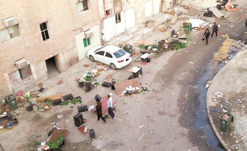 جانب من أسواق الخضراوات والفواكه العشوائية في الجليب