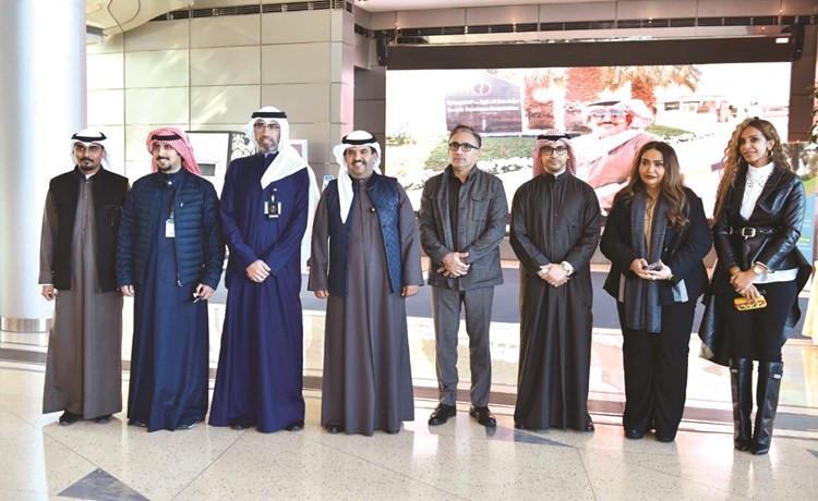 الشيخ دعيج الخليفة متوسطا عددا من المشاركين في تنظيم أطول رسالة في حب الكويت