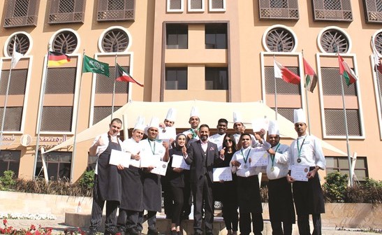 سيف الدين محمد متوسطا الفائزين بالميداليات أمام سفير الفنطاس