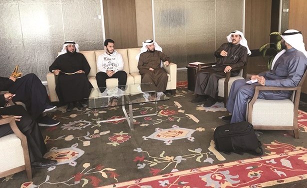 جانب من أولياء أمور الطالبات خلال تجمعهم أمام مكتب الوزير