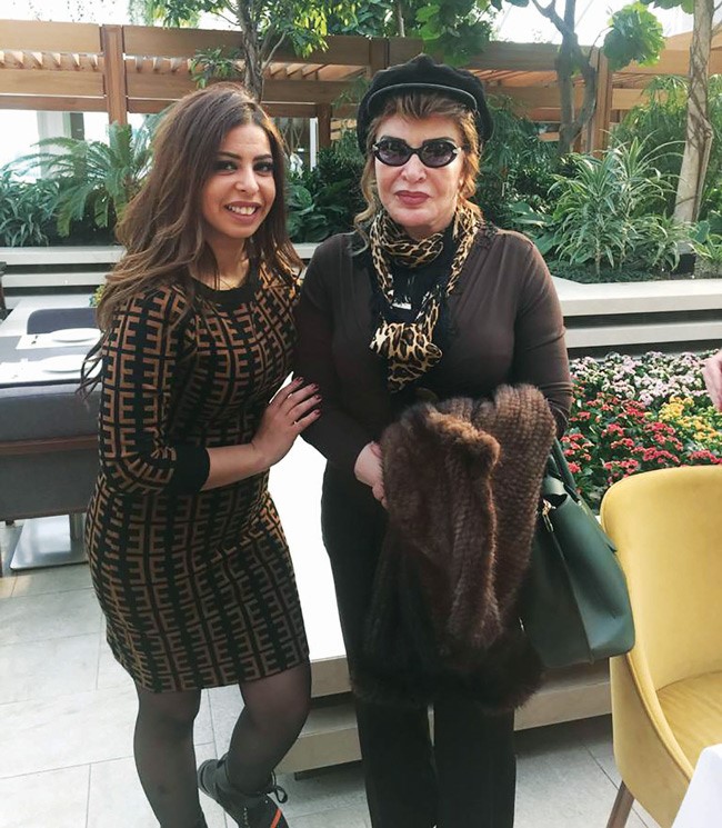 الفنانة صفية العمري مع الزميلة دعاء خطاب