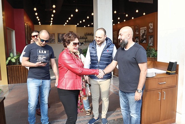 مدير المطعم علي الشريف مرحباً بالفنانة لبلبة ويبدو الزميل علي صالح