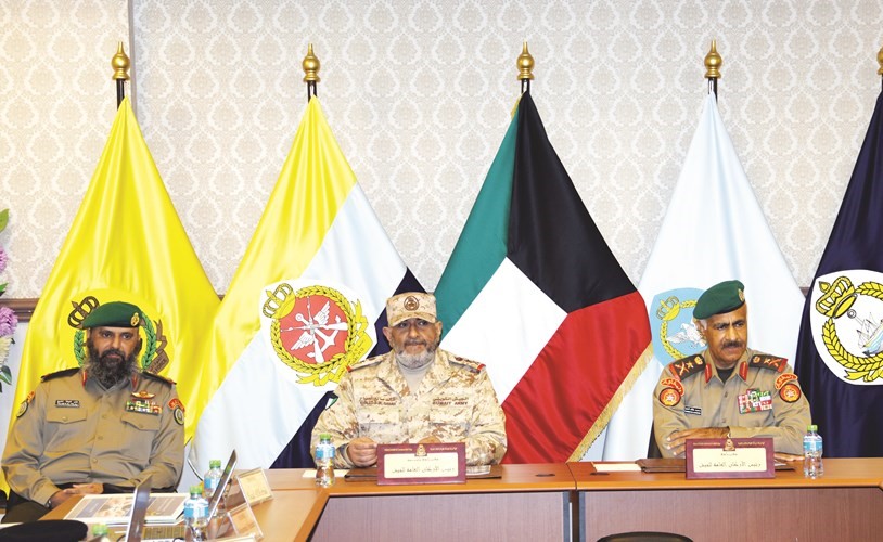 الفريق الركن محمد الخضر والفريق الركن خالد الصالح الصباح خلال الاجتماع