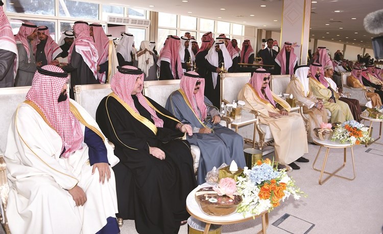 خادم الحرمين الشريفين الملك سلمان بن عبدالعزيز وممثل صاحب السمو سمو ولي العهد الشيخ نواف الأحمد وصاحب السمو الملكي الأمير محمد بن سلمان خلال حضور الحفل الختامي لمهرجان الملك عبدالعزيز للإبل الرابع