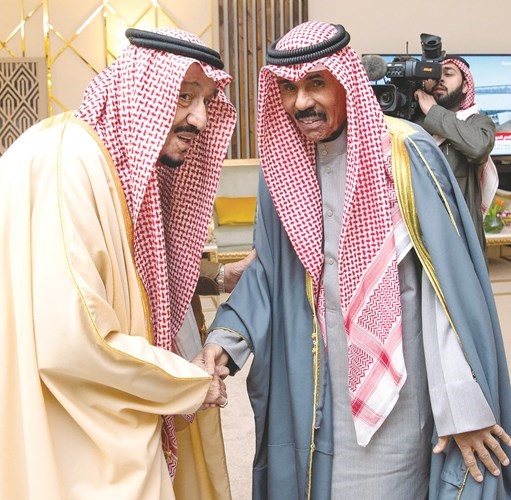 خادم الحرمين الشريفين خلال استقباله ممثل صاحب السمو الأمير
