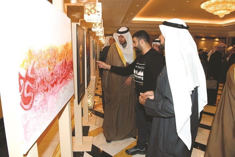 العفاسي في جولة بمعرض الصور
