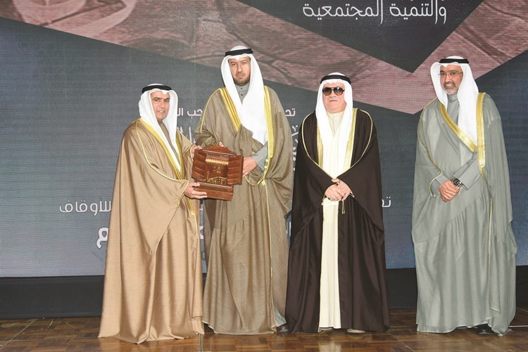 المستشار د.فهد العفاسي مكرما محمد الجلاهمة