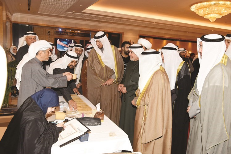 المستشار د.فهد العفاسي وصالح عاشور خلال جولة في المعرض المصاحب	(أحمد علي)