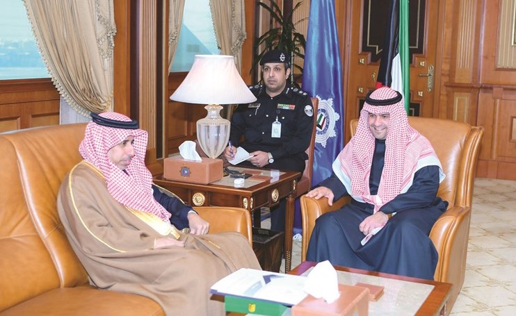 نائب رئيس مجلس الوزراء ووزير الداخلية أنس الصالح خلال استقباله د.محمد بن علي كومان
