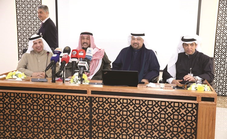 د.محمد بوزبر ود.خالد مهدي ود.حمد الحساوي ومحمد رمضان خلال الجلسة(زين علام)