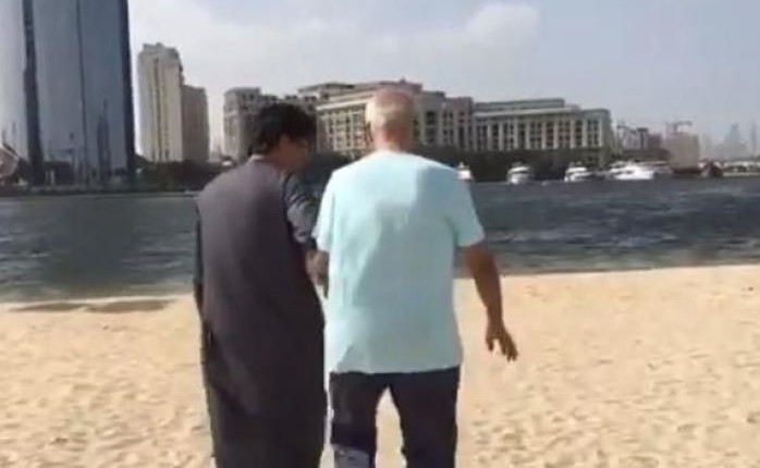 بالفيديو.. يومياً منذ 5 سنوات.. إماراتي يصطحب والده الذي يعاني شلل الرعاش إلى الشاطئ