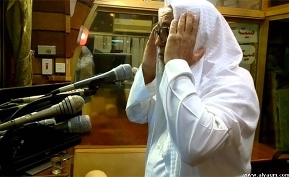 بالفيديو.. مؤذن في السعودية يحث الناس على الصلاة في منازلهم اتقاء البرد