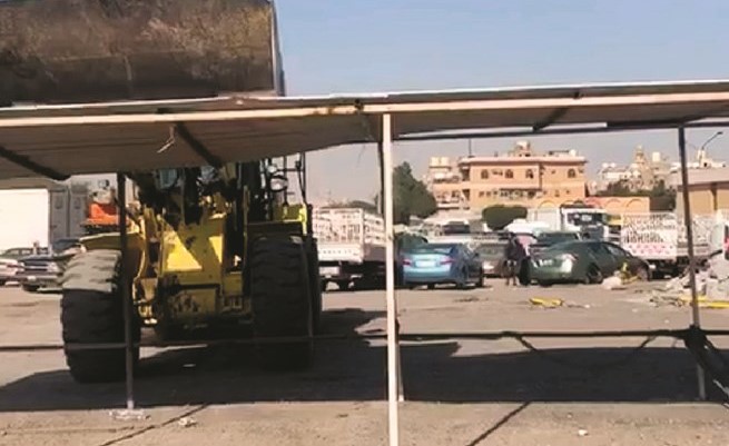 جانب من إزالة المظلات المخالفة