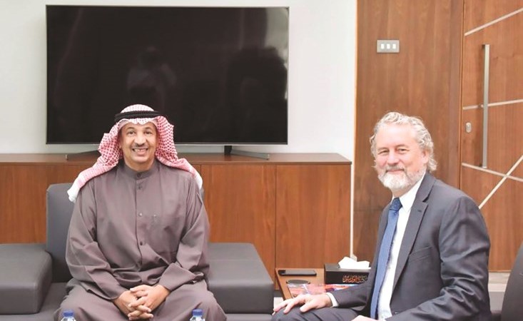 الجاسم خلال استقباله نائب السفير الأميركي لاري ميموت