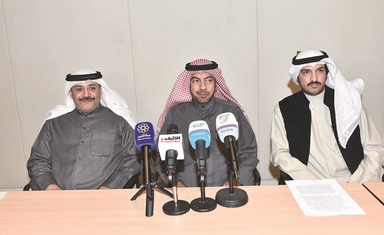 عبدالرحمن الحريبي والنائب علي الدقباسي خلال المؤتمر الصحافي 	(متين غوزال)