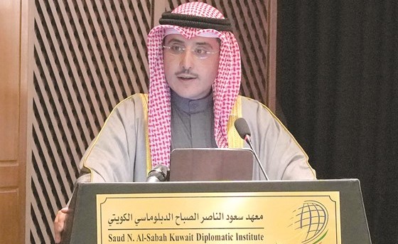وزير الخارجية الشيخ د.أحمد ناصر المحمد متحدثا خلال الندوة