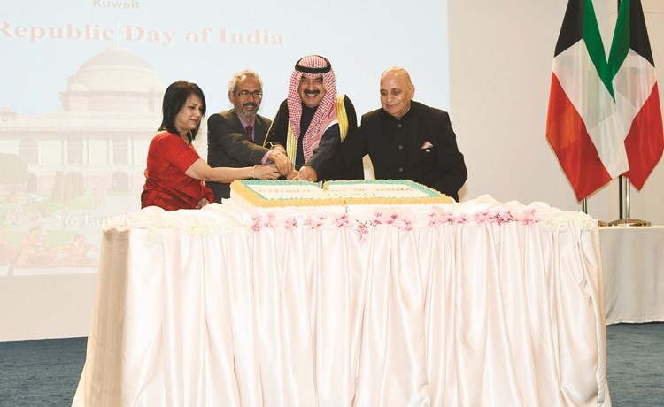 خالد الجارالله والسفير الهندي جيفا ساغار وزوجته يقطعون كيكة الاحتفال	(أحمد علي)