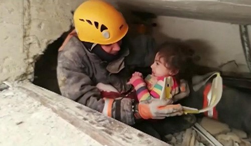 بالفيديو.. لحظة انتشال طفلة 5 أعوام من بين أنقاض مبنى دمره زلزال ألازيغ