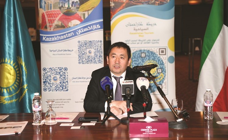 سفير كازاخستان دولت يمبردييف متحدثا خلال المؤتمر الصحافي (محمد هاشم)