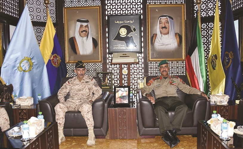 الفريق الركن محمد الخضر مستقبلا اللواء الركن نايف بن ماجد بن سعود