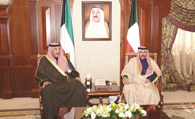 سمو ولي العهد الشيخ نواف الأحمد خلال استقباله سمو الشيخ صباح الخالد