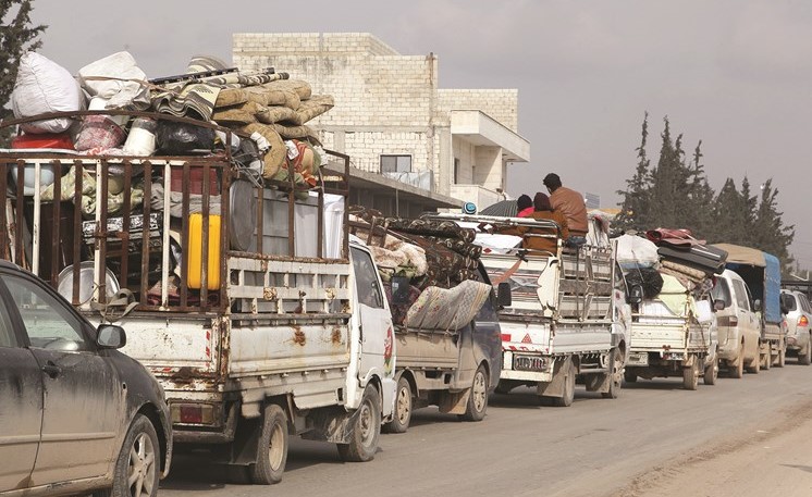شاحنات تنقل لاجئين سوريين مع أمتعتهم إلى هازانو في الريف الشمالي لإدلب بعد فرارهم من الريف الجنوبي	(أ.ف.پ)