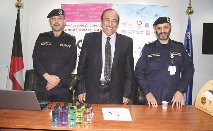 د.خالد الصالح متوسطا العقيد خالد الفريح والرائد مساعد العنزي
