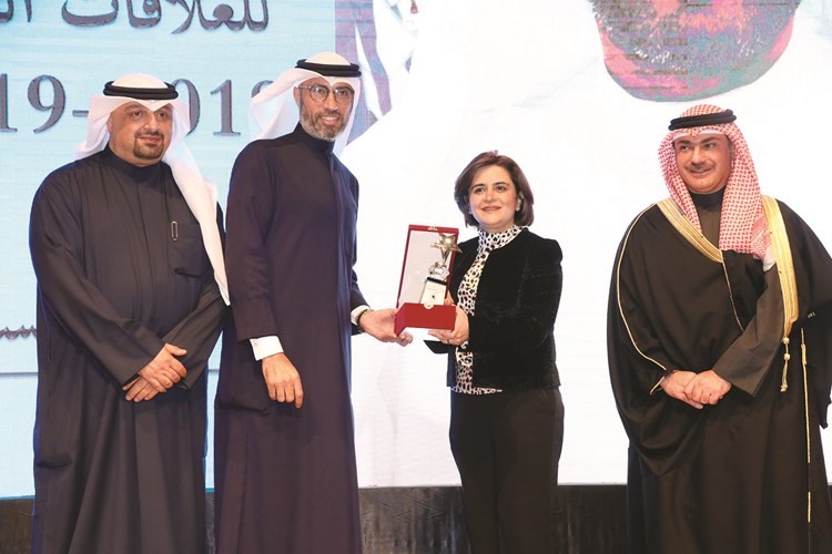 جمال السنعوسي متسلما جائزة شخصية العام للعلاقات العامة