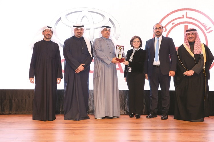 عبدالله الشويع متسلما جائزة مجموعة الساير لتميزها في المسؤولية الاجتماعية