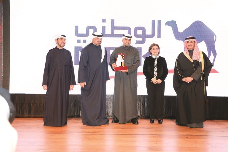 محمد العثمان يتسلم جائزة بنك الكويت الوطني للتميز في خدمة العملاء