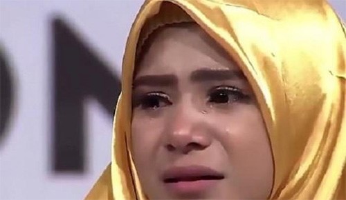 فيديو.. طفلة إندونيسية تشترك في برنامج المواهب لعلاج أمها فتفاجأ بخبر وفاتها على الهواء