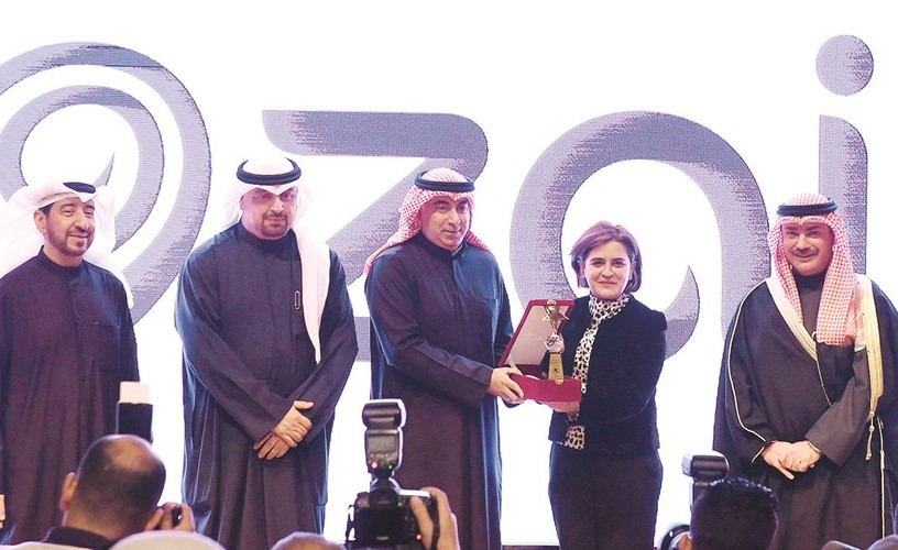 د.غدير أسيري تقدم إحدى جوائز زين إلى رائد الثاقب بحضور الشيخ خالد العبدالله وجمال النصرالله