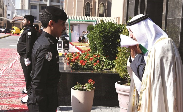 الشيخ مشعل جابر العبدالله يقبل العلم
