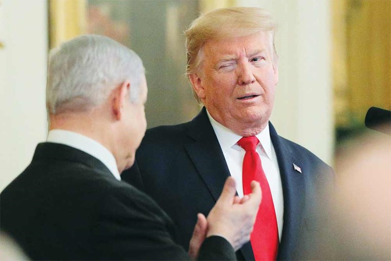  الرئيس الأميركي دونالد ترامب يعلن أمس خطته للسلام بالشرق الأوسط وبجواره بنيامين نتنياهو (رويترز)