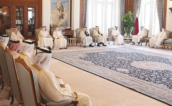 أمير قطر مستقبلا رئيس الوزراء الجديد وأعضاء حكومته أمس	(قنا)