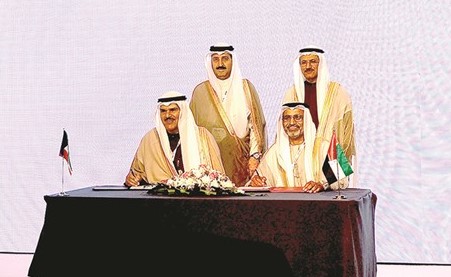 الشيخ سلمان الحمود خلال توقيع مذكرة التفاهم مع نظيره الإماراتي سيف السويدي