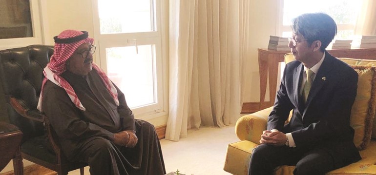 الشيخ ناصر صباح الأحمد مستقبلا سفير كوريا الجنوبية لدى البلاد هونغ يونغ غي