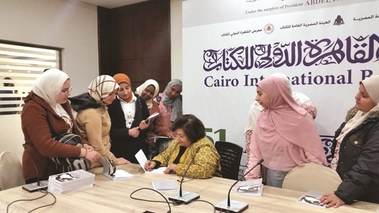 أمل عبدالله توقع كتابها الجديد