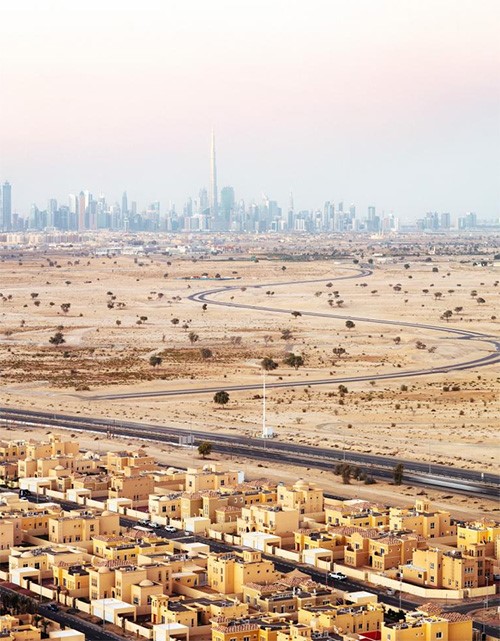 صور ملفتة لشوارع تغطيها رمال الصحراء في الإمارات.. ما سرها؟